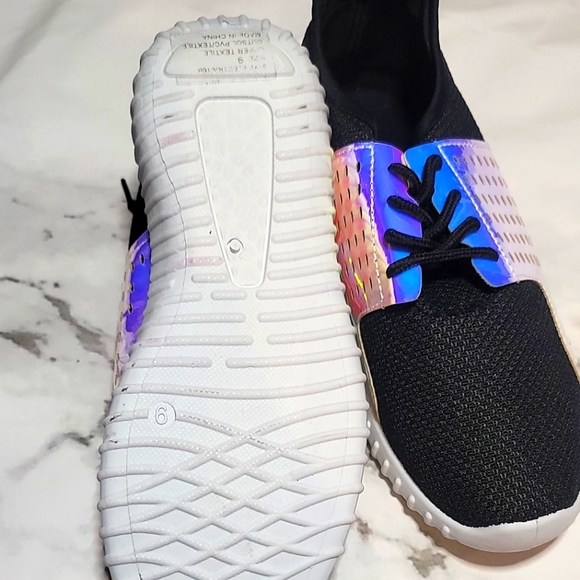 Whether you're shopping, working out, or at the airport, these sneakers are both - Picture 2 of 4